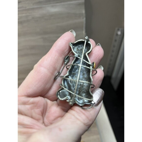 Cat Wrapped in Christmas String Light Bulbs Glitter Pewter Enamel Pin Brooch - Picture 3 of 3